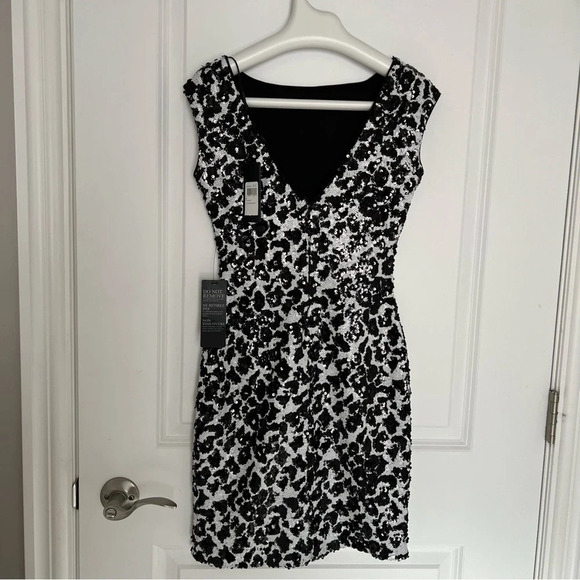 Elegant Black and White Floral Dress - Picture 4 of 8